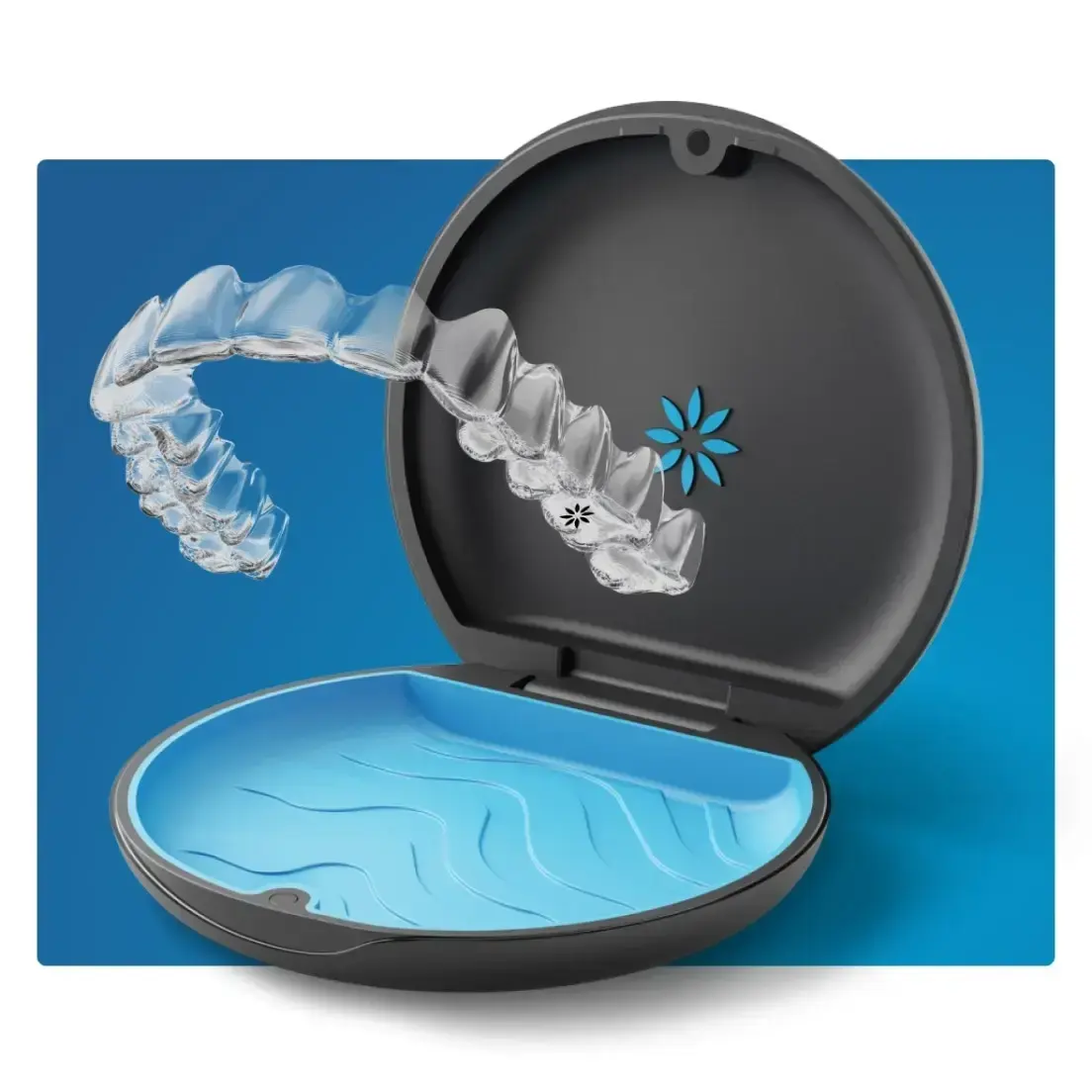 Alinhador transparente Invisalign saindo do estojo oficial preto e azul, mostrando a tecnologia do tratamento ortodôntico.
