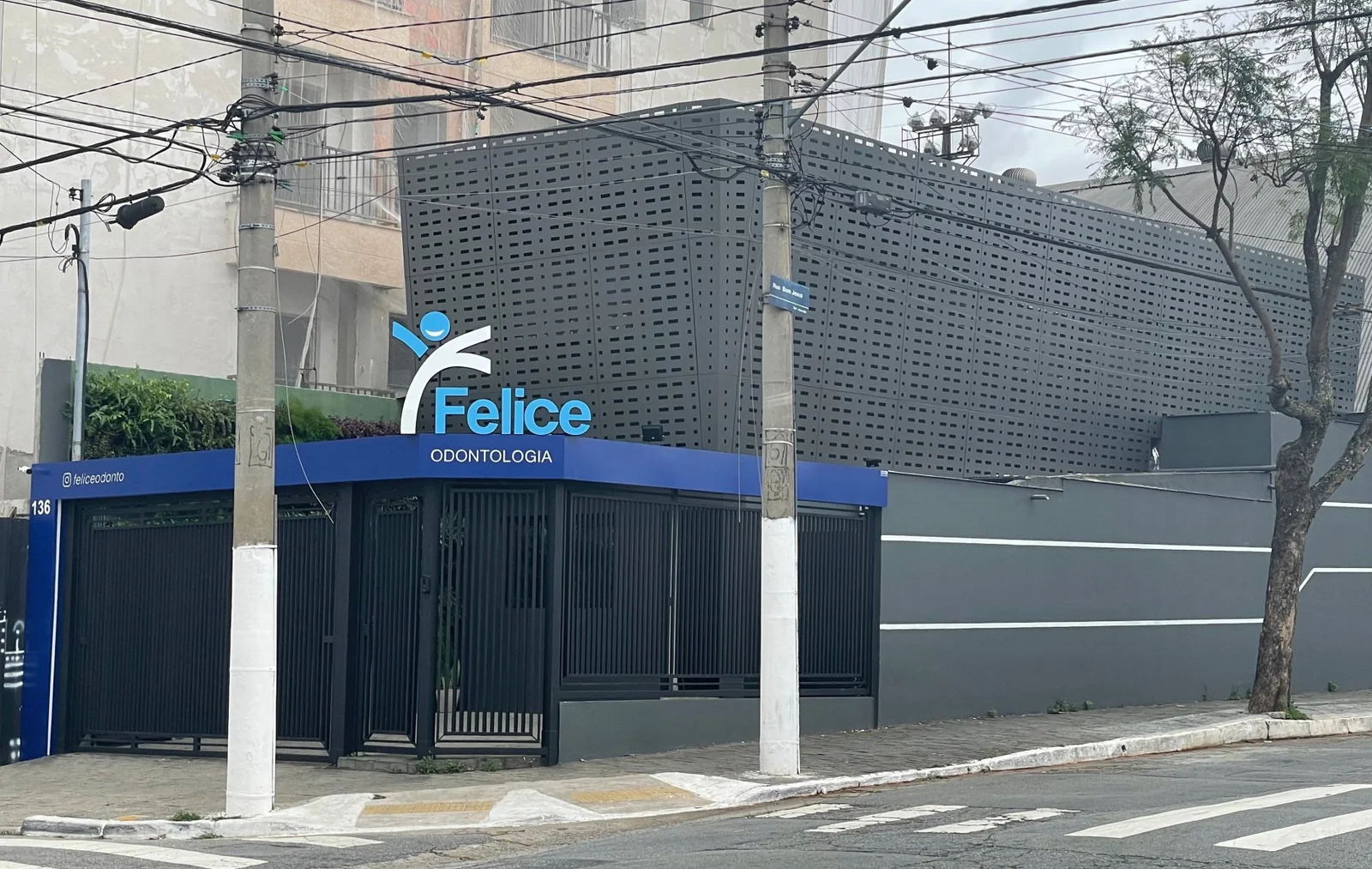 Fachada moderna da Felice Odontologia, clínica de referência em dentista no Anália Franco e Tatuapé, com logo iluminado e arquitetura contemporânea.