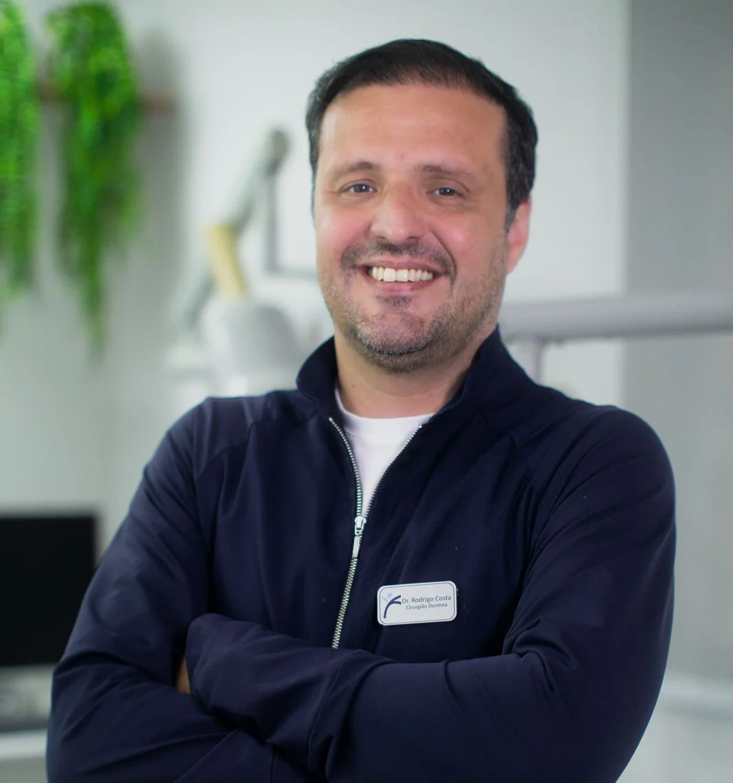 Retrato do Dr. Rodrigo, dentista mestre em prótese e implantes da Felice Odontologia, atuando no Tatuapé e Anália Franco.