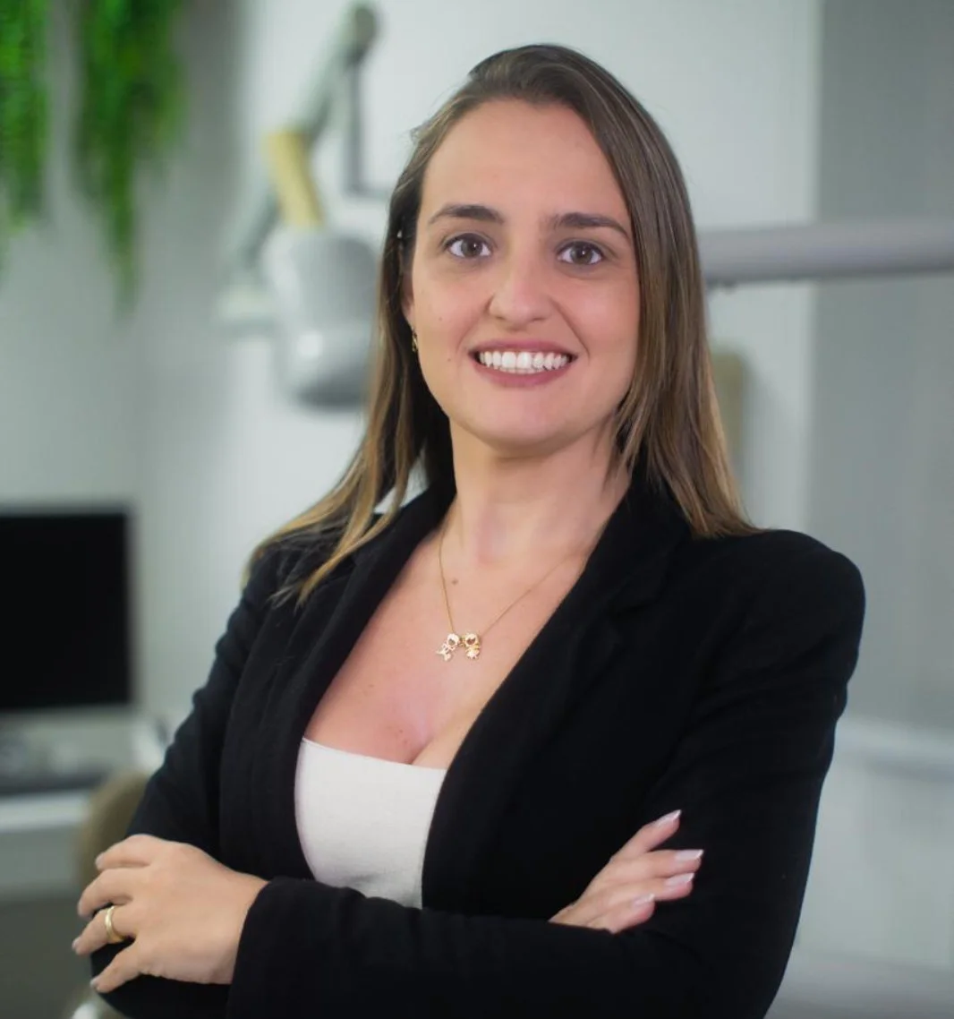 Retrato da Dra. Ariana, especialista em ortodontia e estética dental da Felice Odontologia, atuando no Tatuapé e Anália Franco.